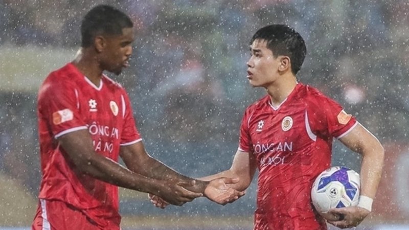Diễn biến vụ tranh penalty giữa Đình Bắc và Alan